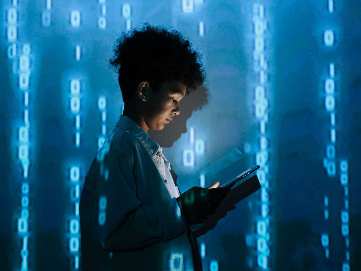 Knowledge worker with an AI assistant surfacing information